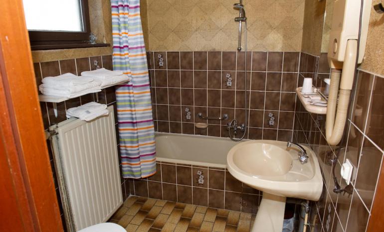 Auberge Grill Le Freyr : Auberge, hôtel à Anseremme (Dinant)