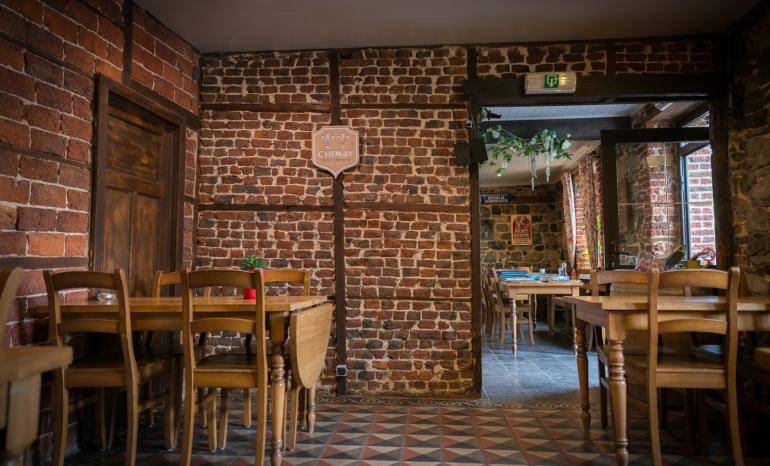 Auberge De La Lesse : Taverne, taverne à Celles (Houyet)