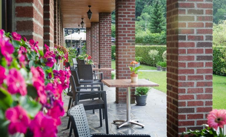 Auberge De La Lesse : Taverne, taverne à Celles (Houyet)