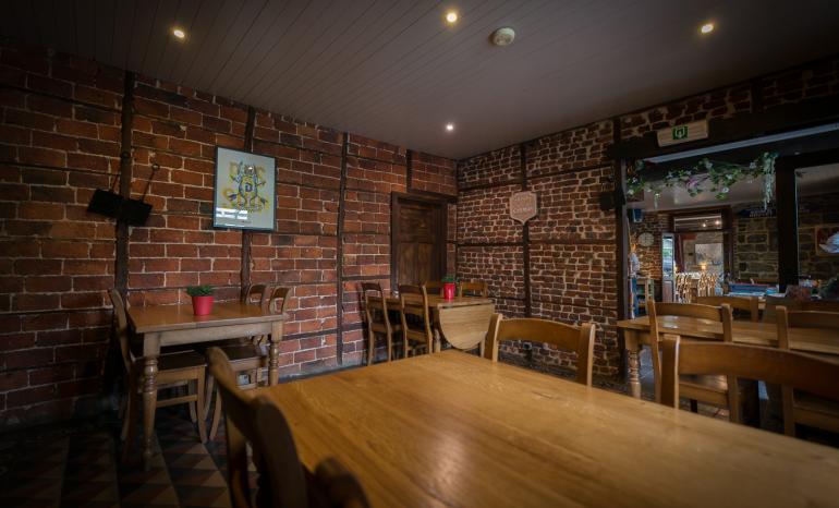 Auberge De La Lesse : Taverne, taverne à Celles (Houyet)