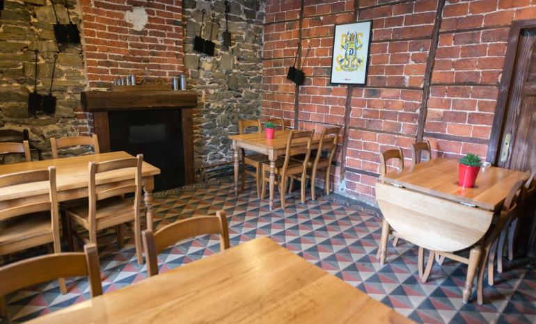 Auberge De La Lesse : Taverne, taverne à Celles (Houyet)