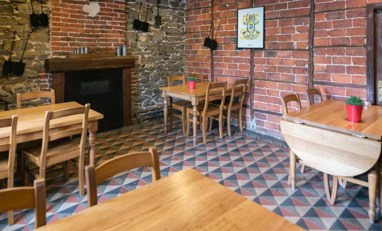 Auberge De La Lesse : Taverne, taverne à Celles (Houyet)