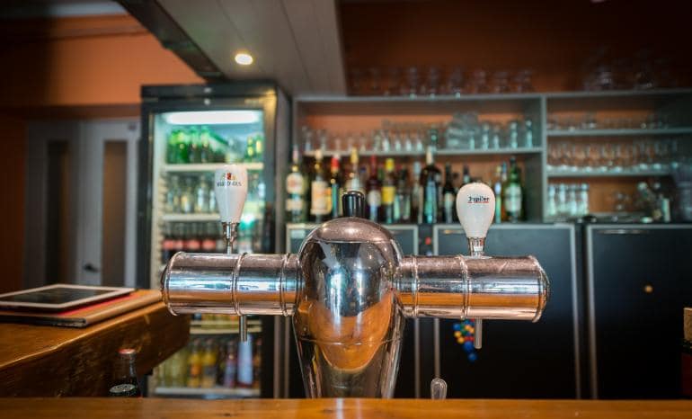 Auberge De La Lesse : Taverne, taverne à Celles (Houyet)