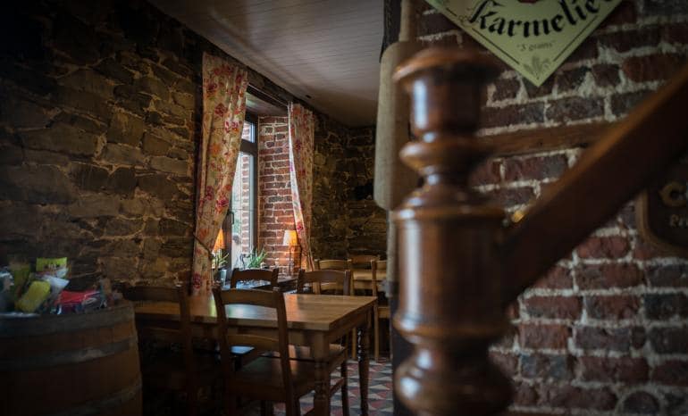 Auberge De La Lesse : Taverne, taverne à Celles (Houyet)