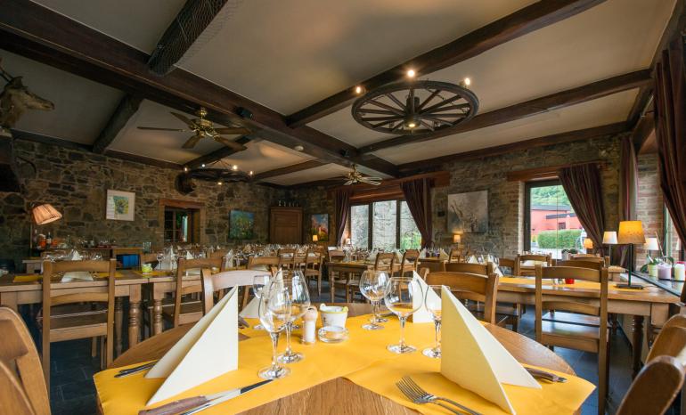 Auberge De La Lesse : Restaurant, restaurant à Celles (Houyet)