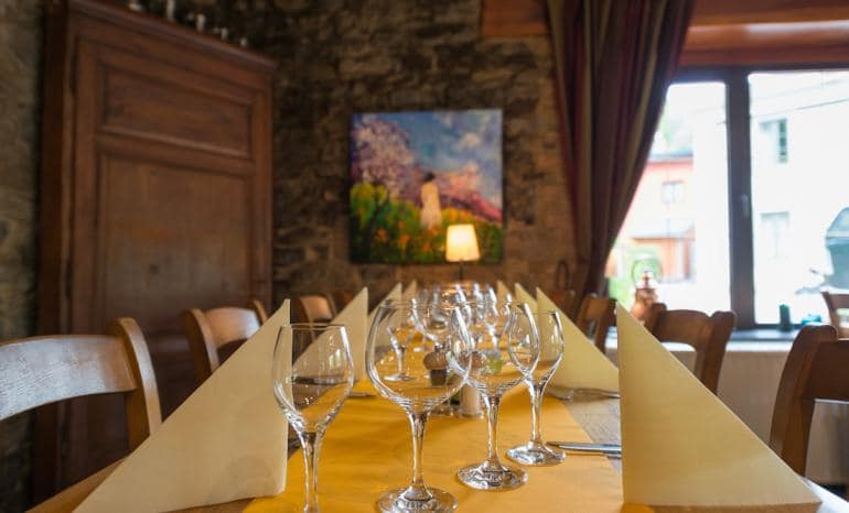 Auberge De La Lesse : Restaurant, restaurant à Celles (Houyet)