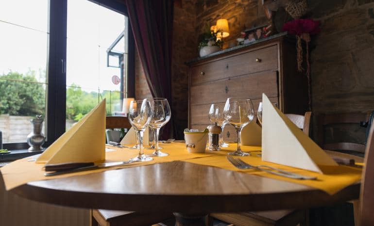 Auberge De La Lesse : Restaurant, restaurant à Celles (Houyet)