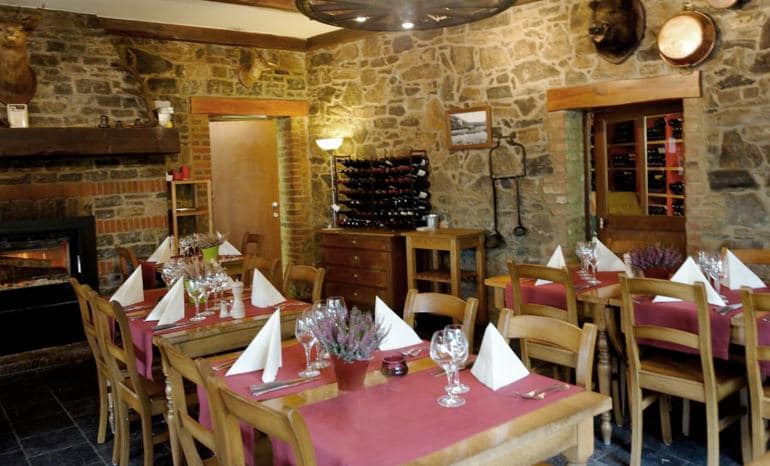Auberge De La Lesse : Restaurant, restaurant à Celles (Houyet)